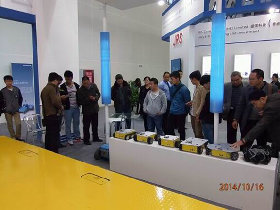 米兰官方网页版_米兰（中国）参展2014绵阳科博会-技术人员向观众演示机器人.jpg